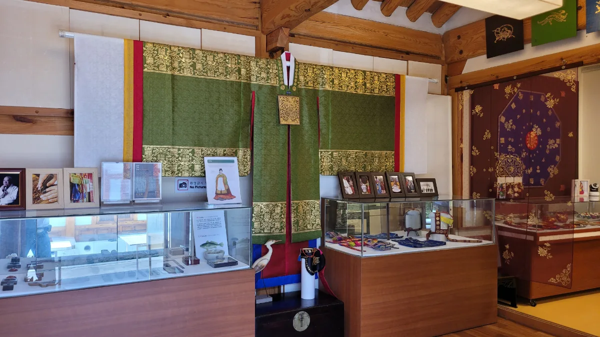 金箔衣装が並ぶ展示室