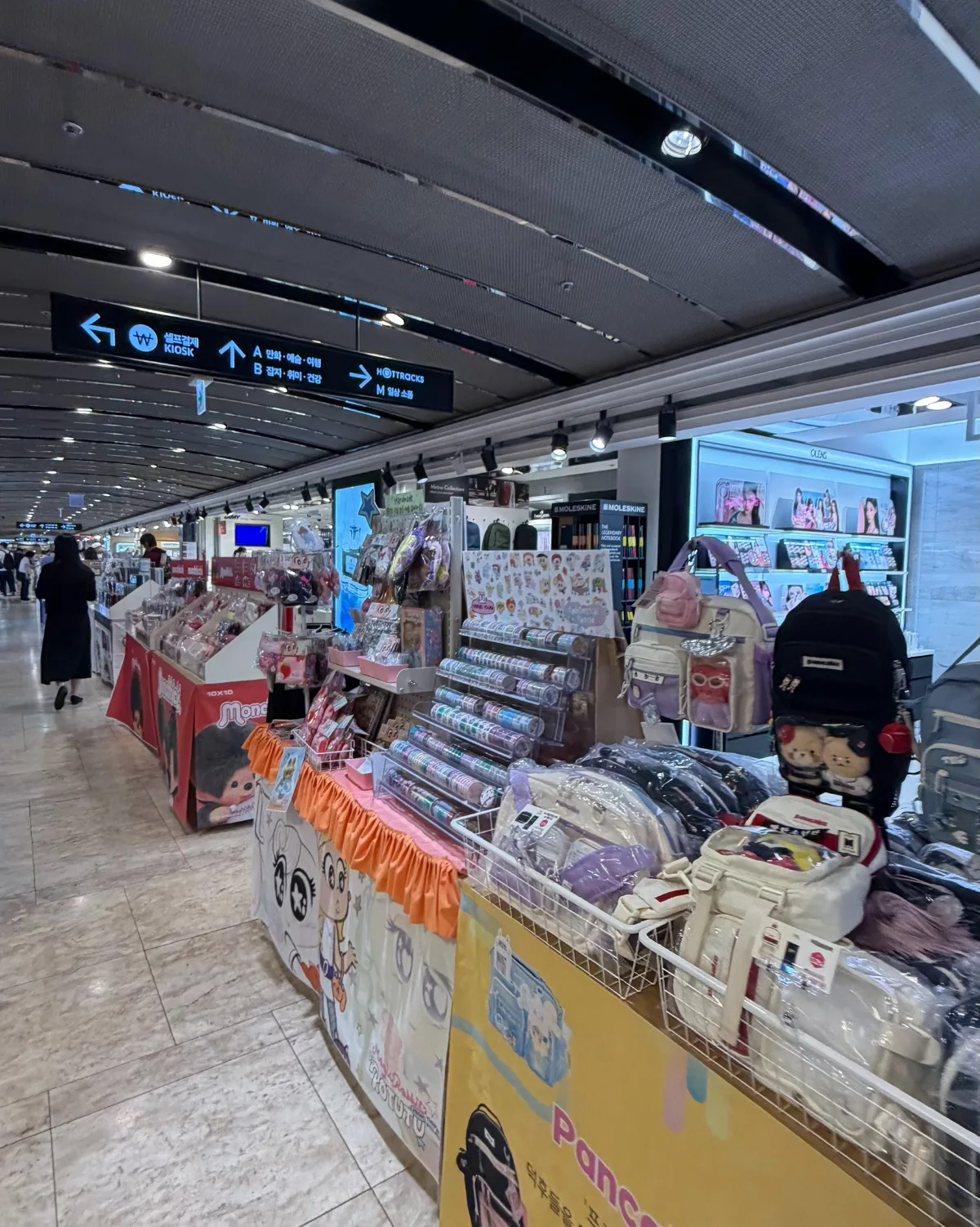 教保文庫 光化門店 — キャラクター雑貨が並ぶ通路