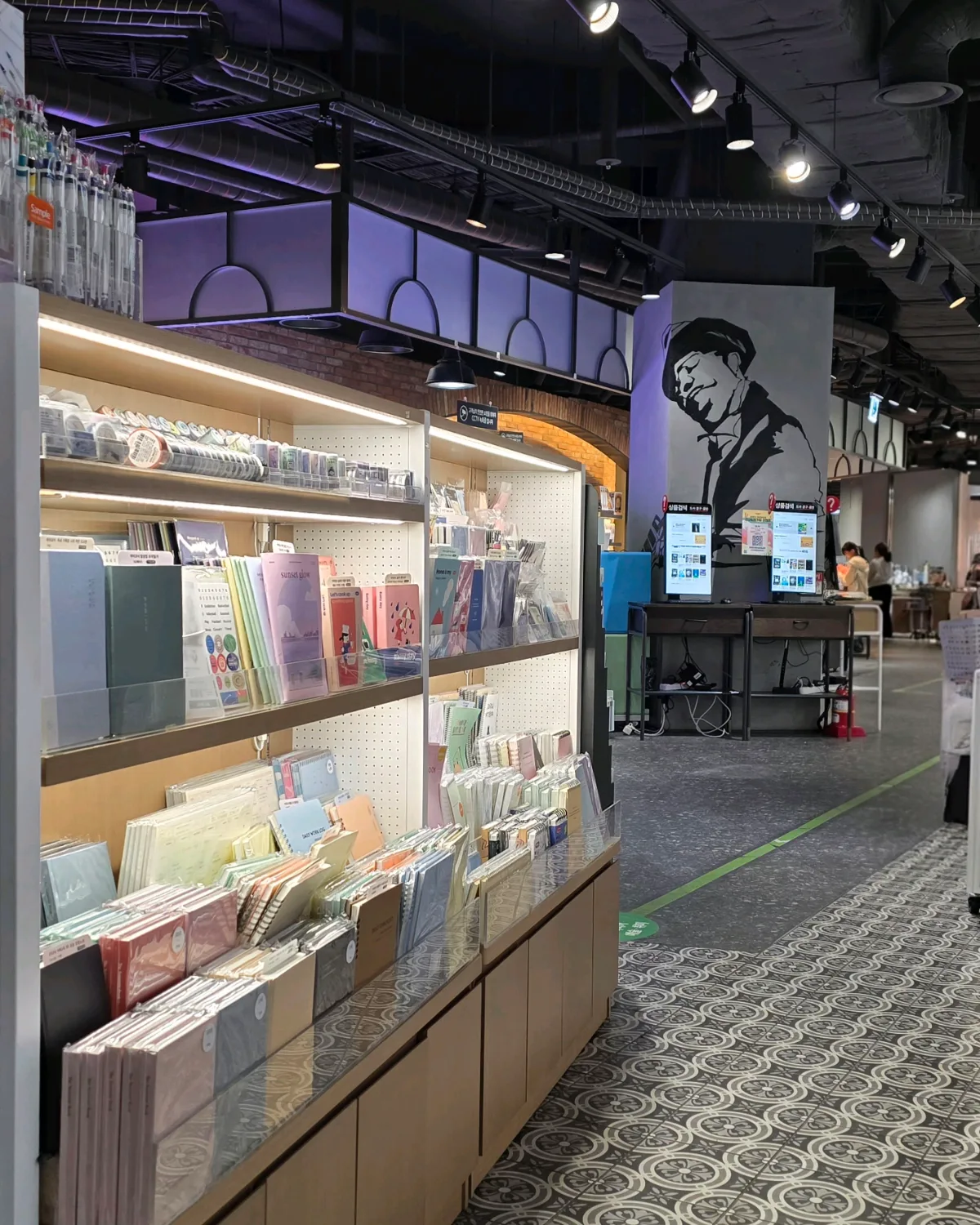教保文庫 光化門店 — 文具棚と人物画のある店内
