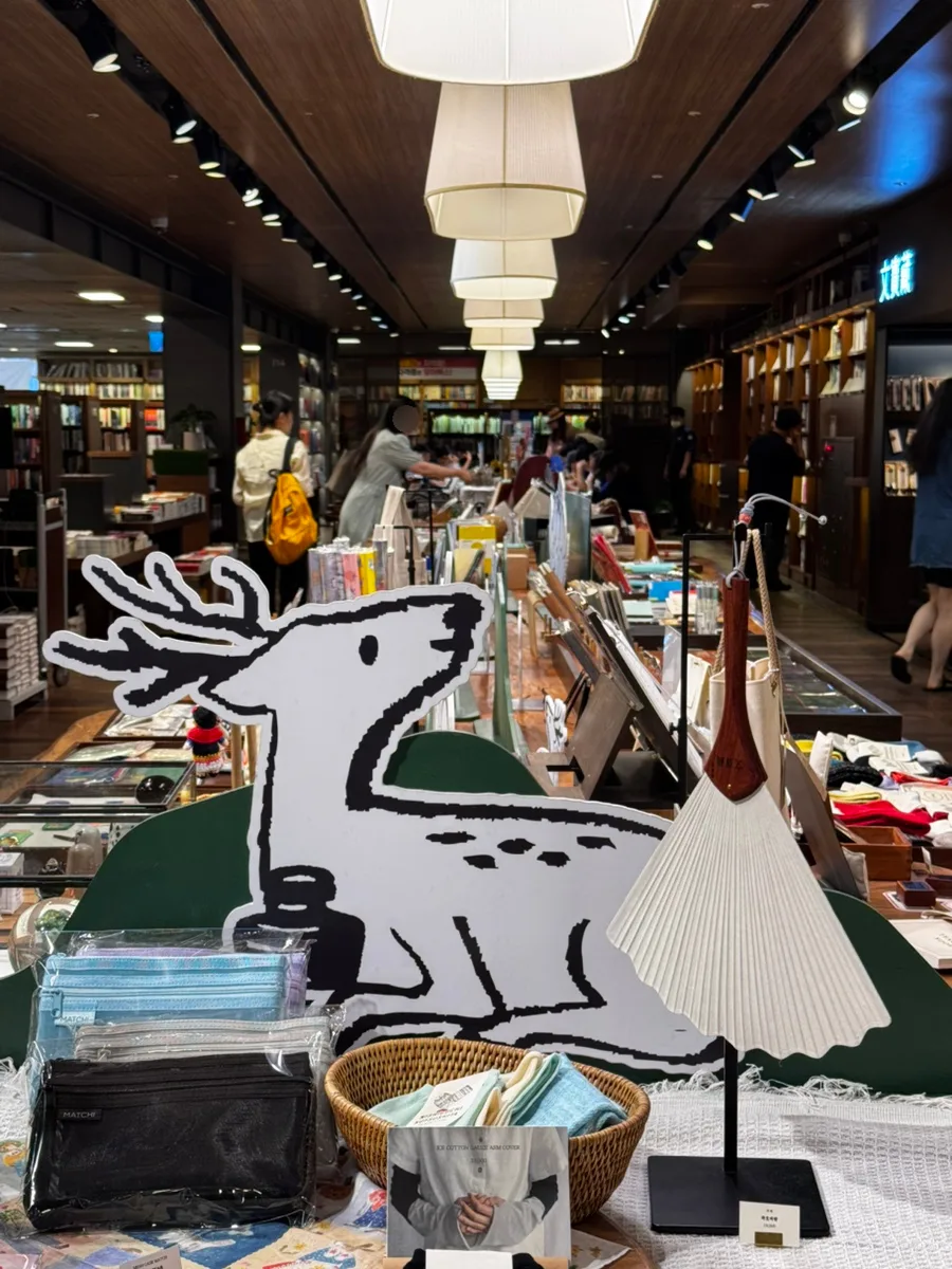 鹿のパネルと雑貨の展示台