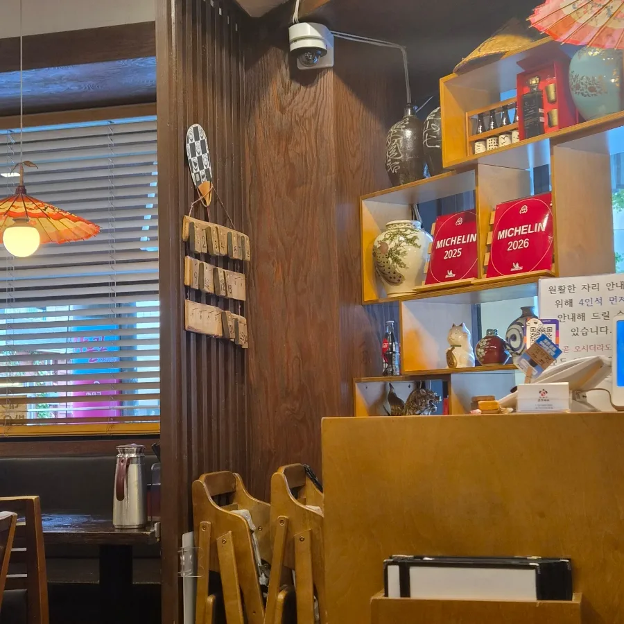 木製棚と表彰盾の店内