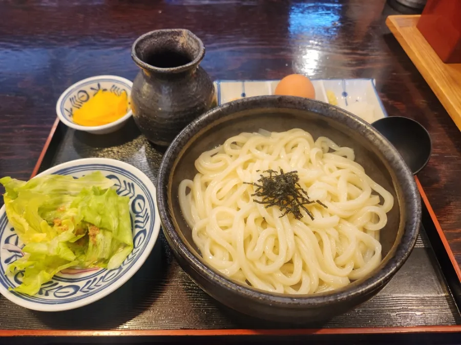 刻み海苔をのせた釜揚げ麺