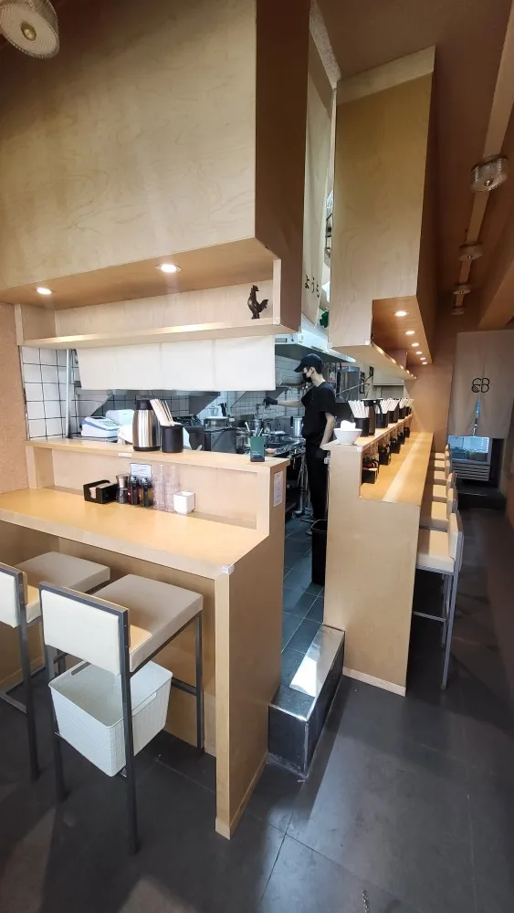 きょうもラーメン 薬水店 — 木目のカウンターと厨房