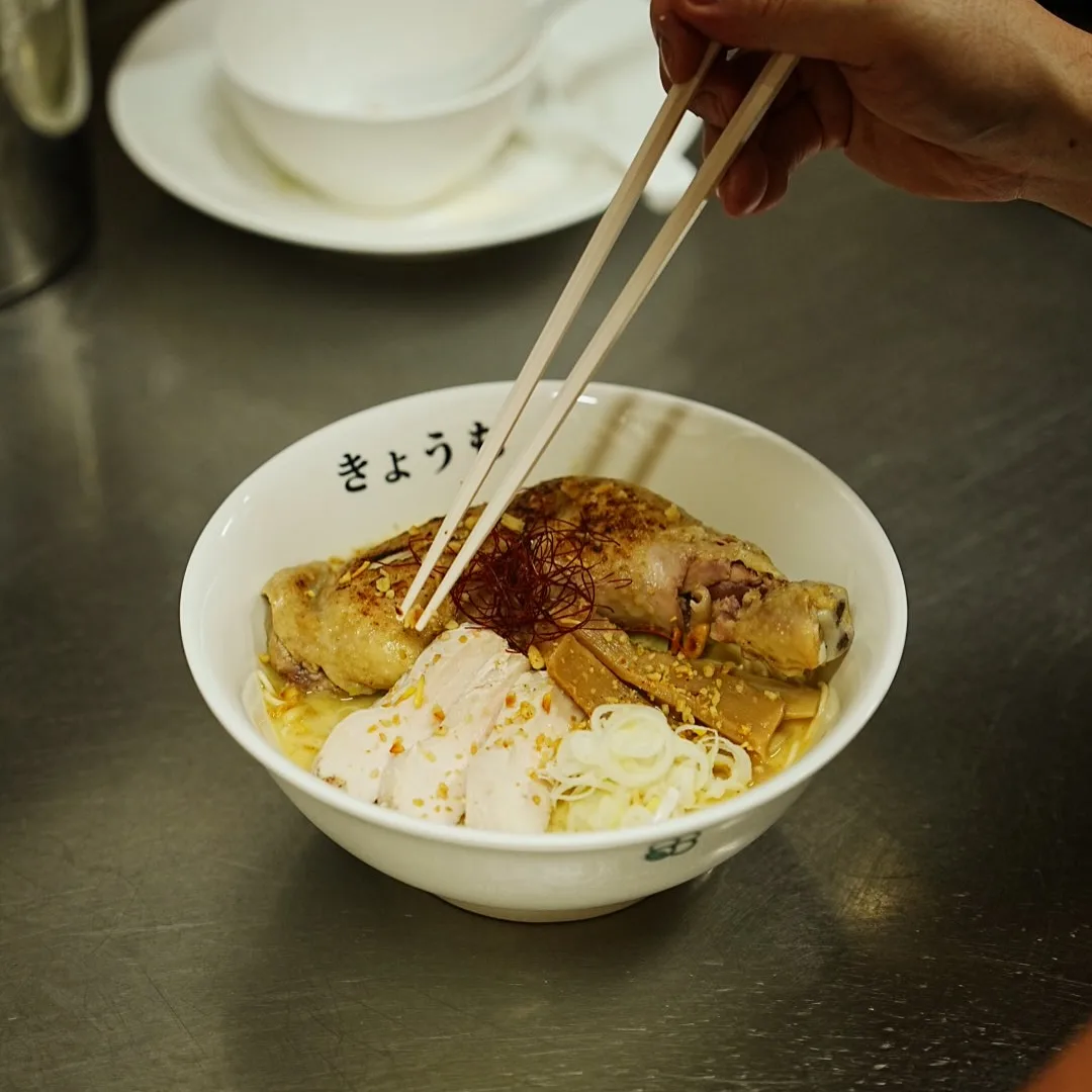 骨付き鶏肉を盛るラーメン