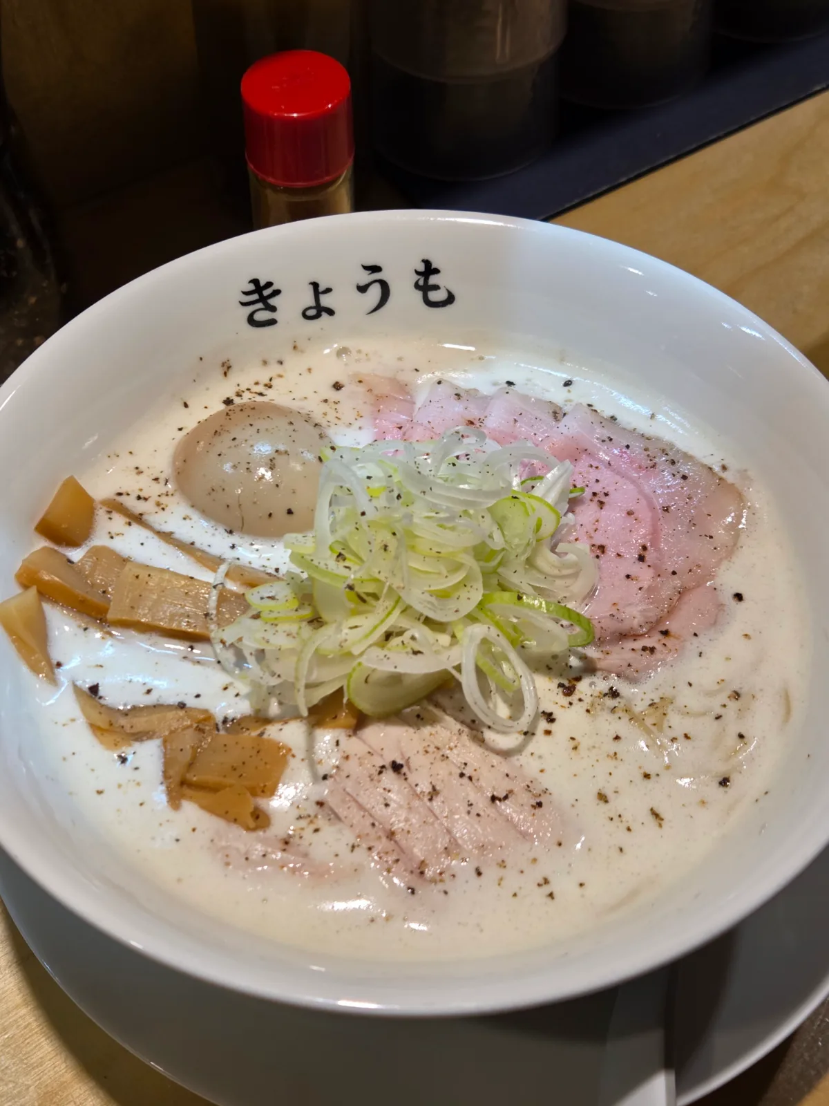 白いスープと叉焼のラーメン