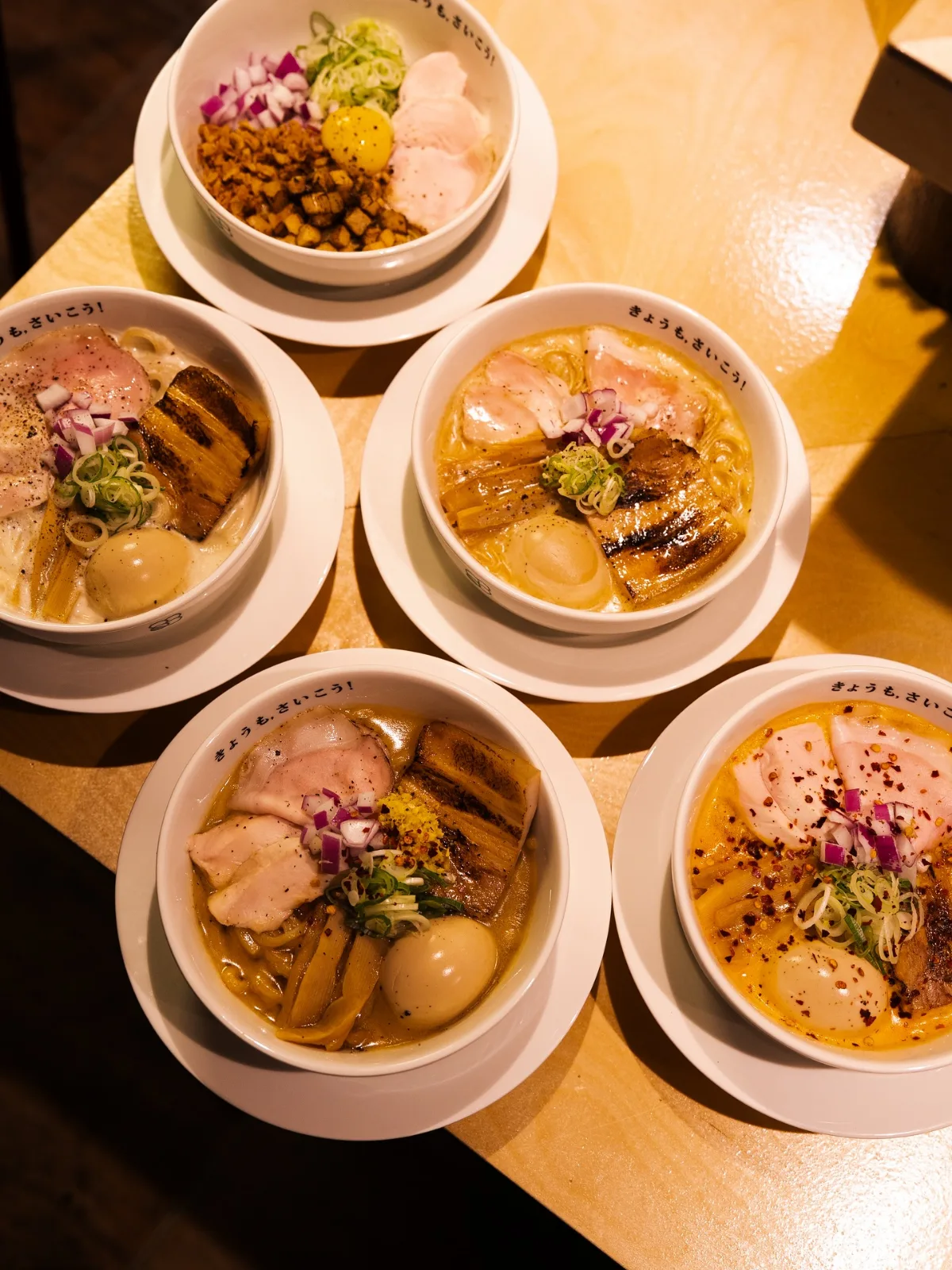 きょうもラーメン 薬水店 — 五杯のラーメン盛り合わせ