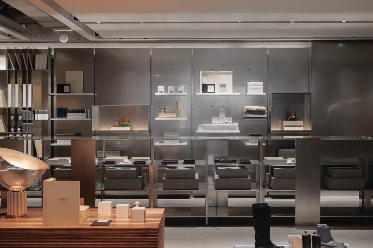 銀色の棚に並ぶ雑貨