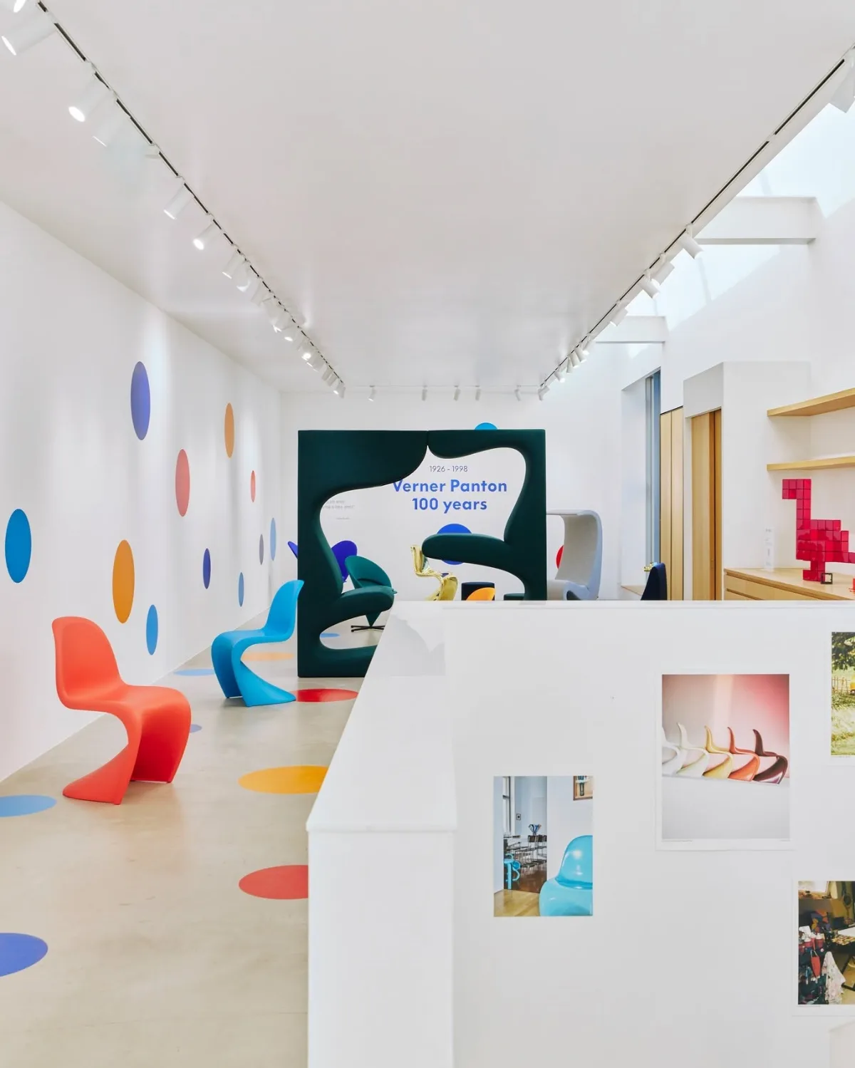 色彩豊かな椅子の展示室