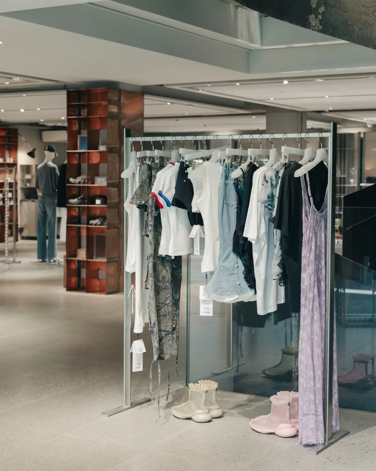 LCDC SEOUL — 衣服と靴が並ぶ店内ラック