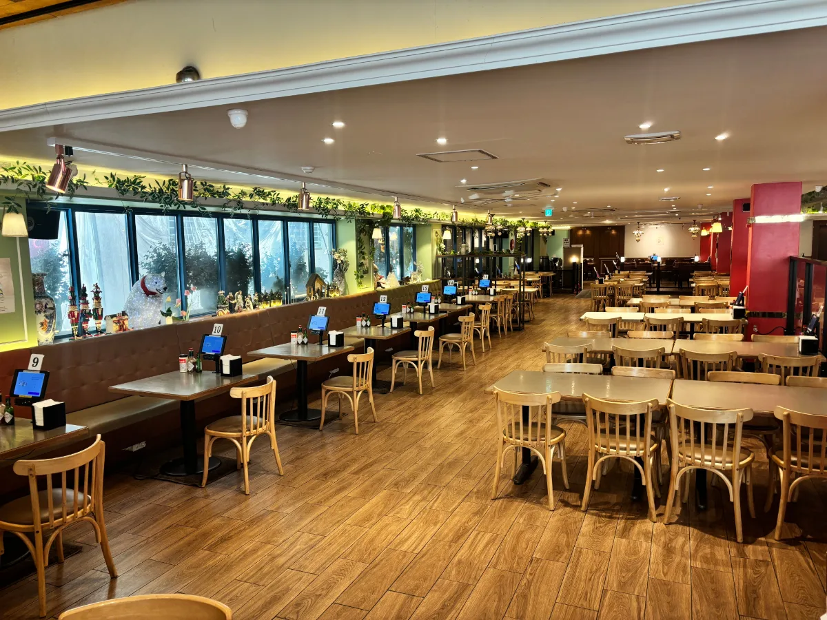 窓際席と木製テーブルの店内