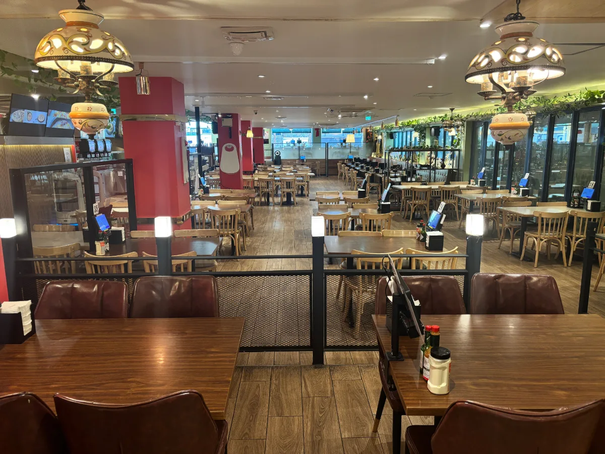 イジェモピザ 本店 — 吊り照明と木製テーブルの客席