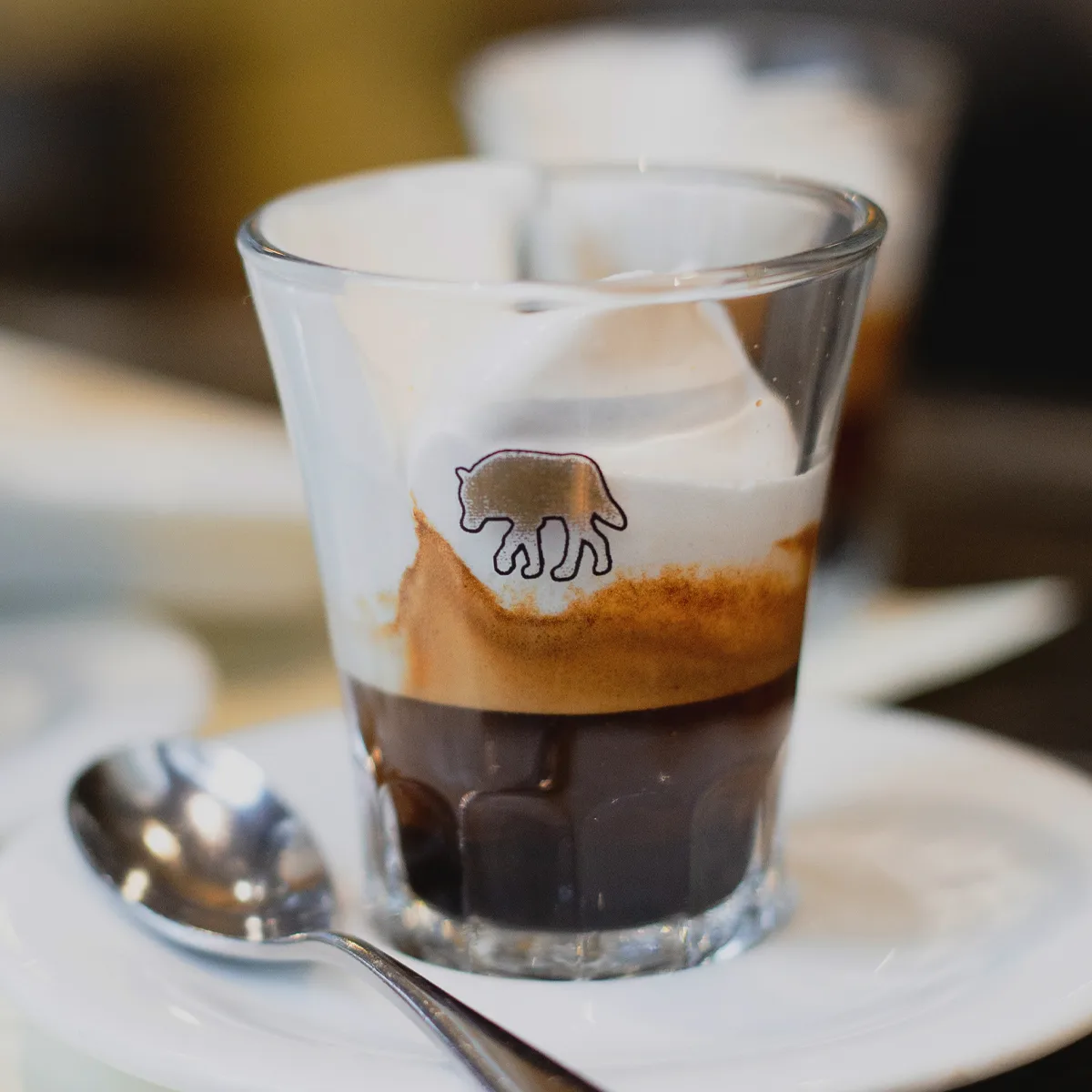 リサールコーヒー 薬水本店 — 生クリームを添えたエスプレッソ