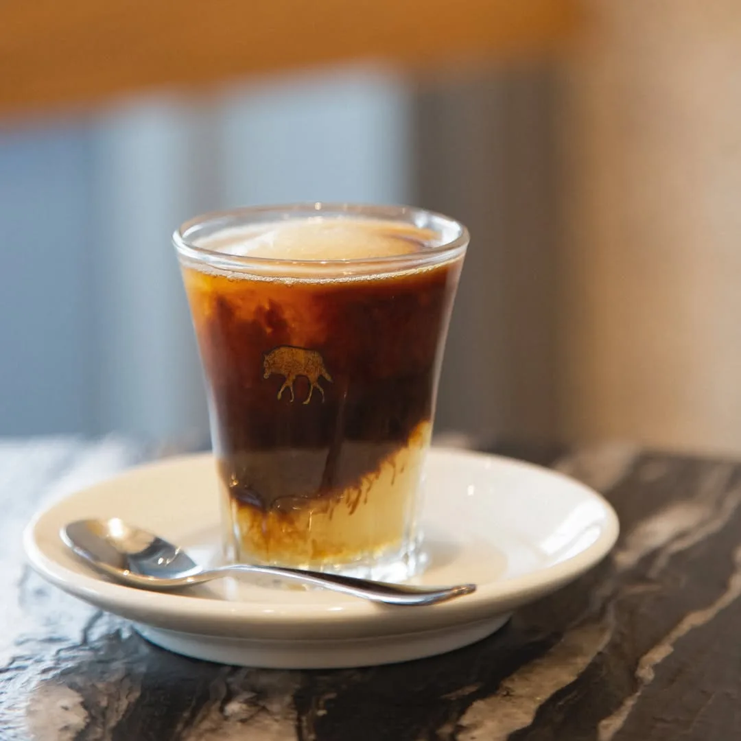 リサールコーヒー 薬水本店 — 二層に分かれたコーヒー