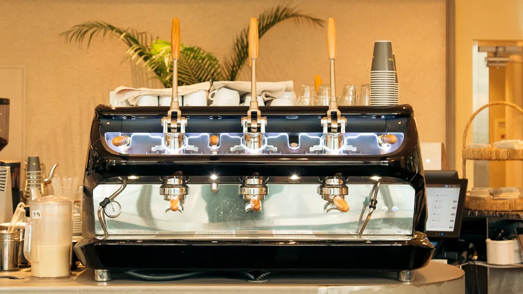 リサールコーヒー 薬水本店 — 木製レバーの大型抽出機