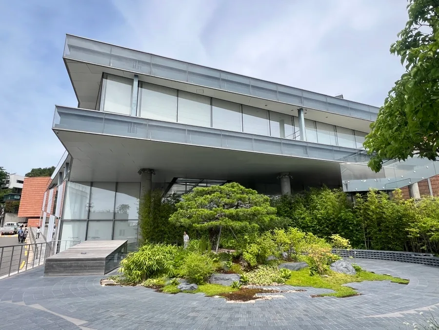 Leeum美術館 — 庭園を包むガラス張りの建物