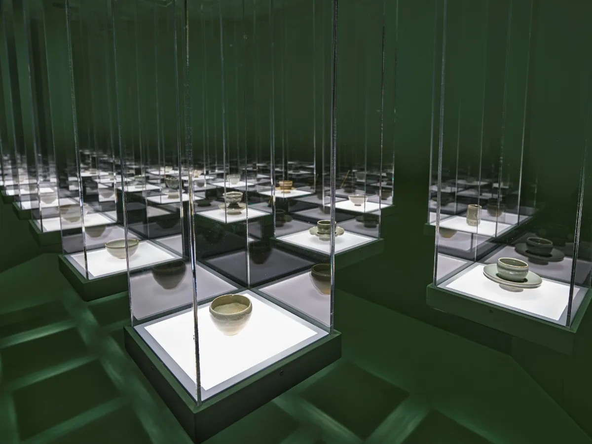 Leeum美術館 — 鏡に連なる陶器の展示