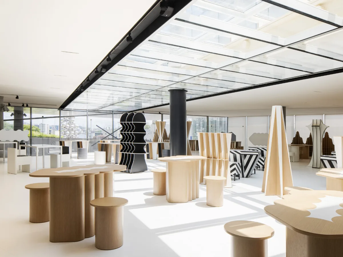 Leeum美術館 — 幾何学家具が並ぶ展示室