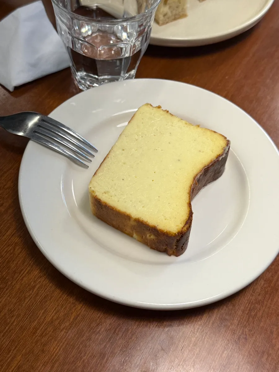 四角く切り分けたチーズケーキ