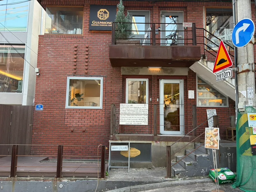 LILION — 赤レンガの建物と店の入口