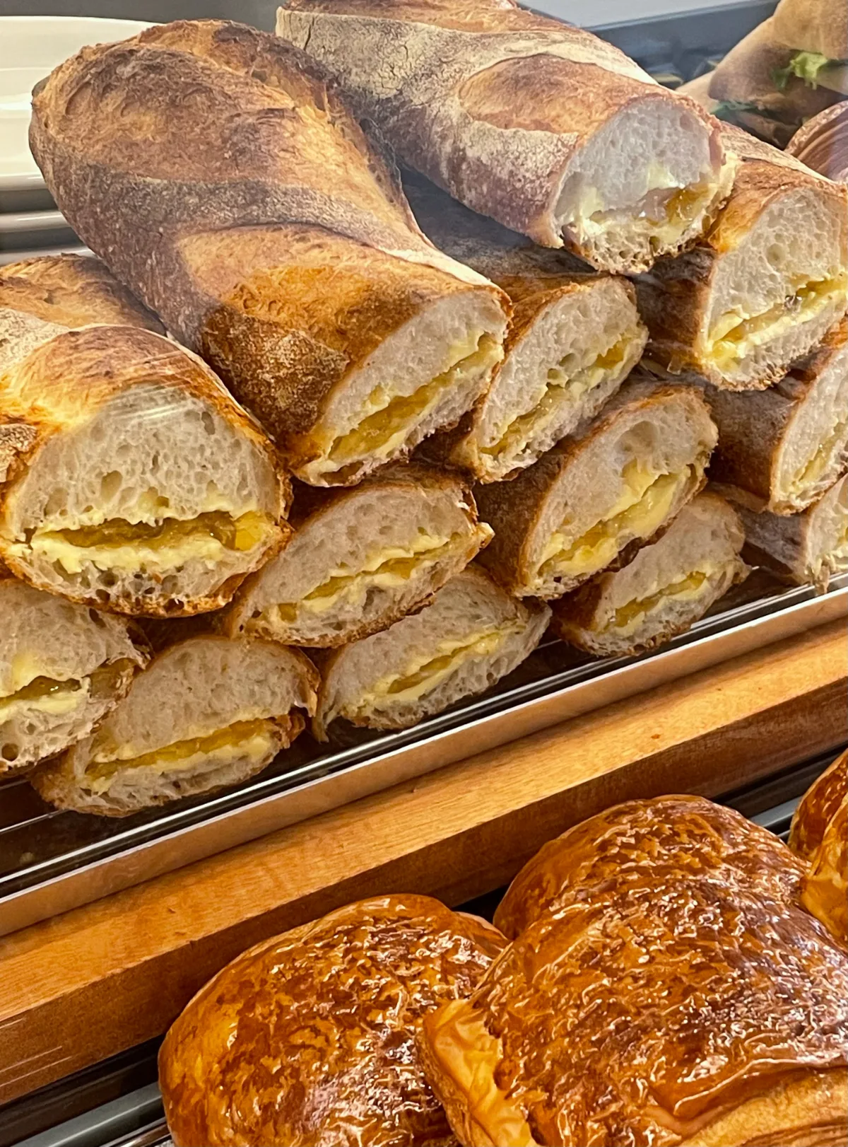 断面にバターがのぞくリリオンサンドの列