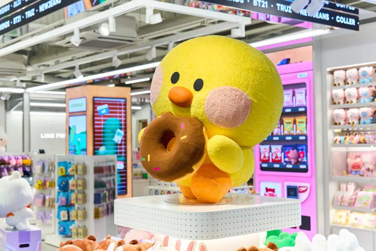 LINE FRIENDS SQUARE 明洞店 — ドーナツを持つ大型サリー