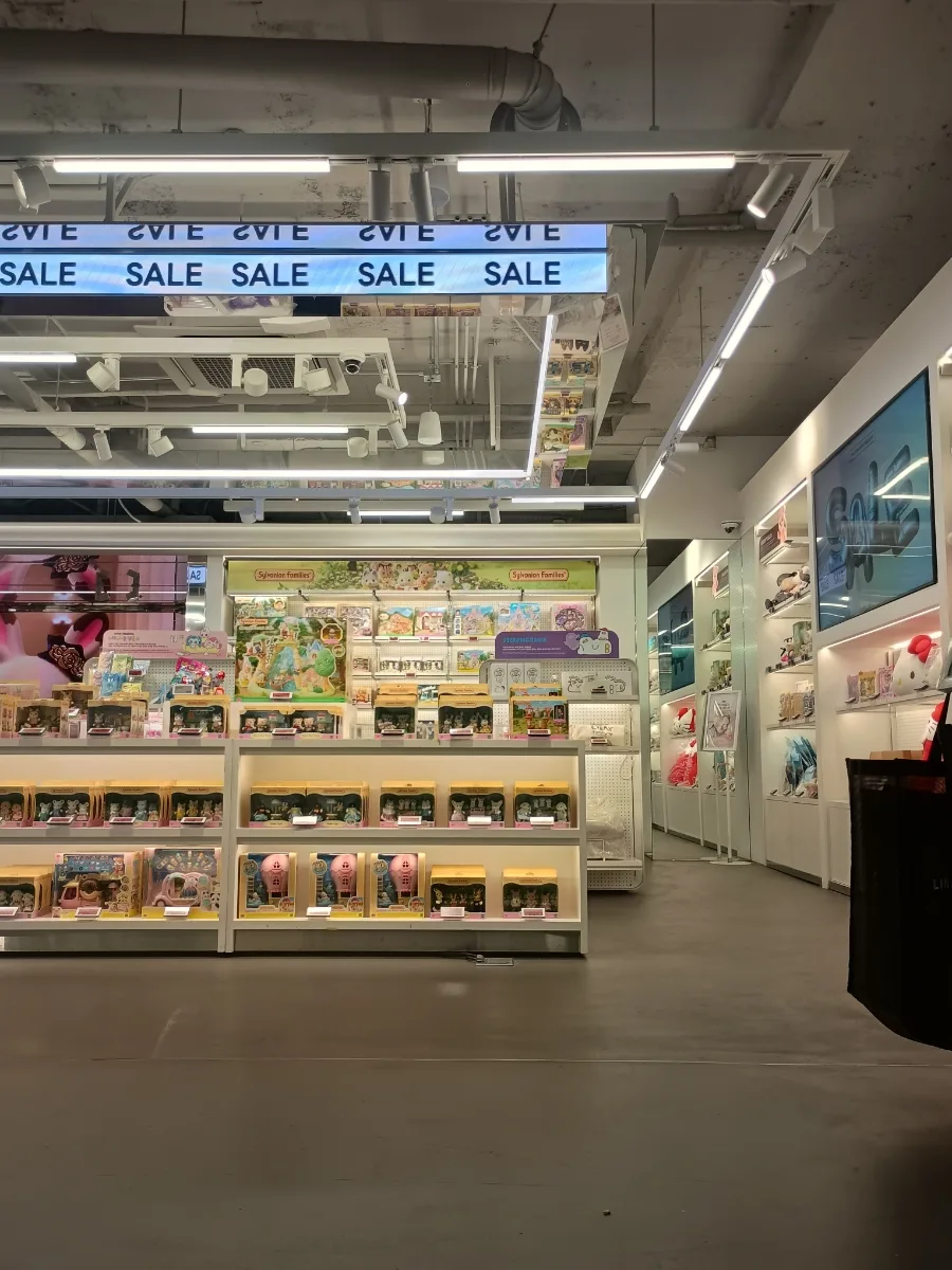 玩具が並ぶセール中の売場