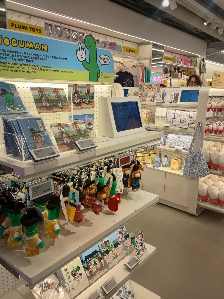 キャラクター雑貨が並ぶ白い売場