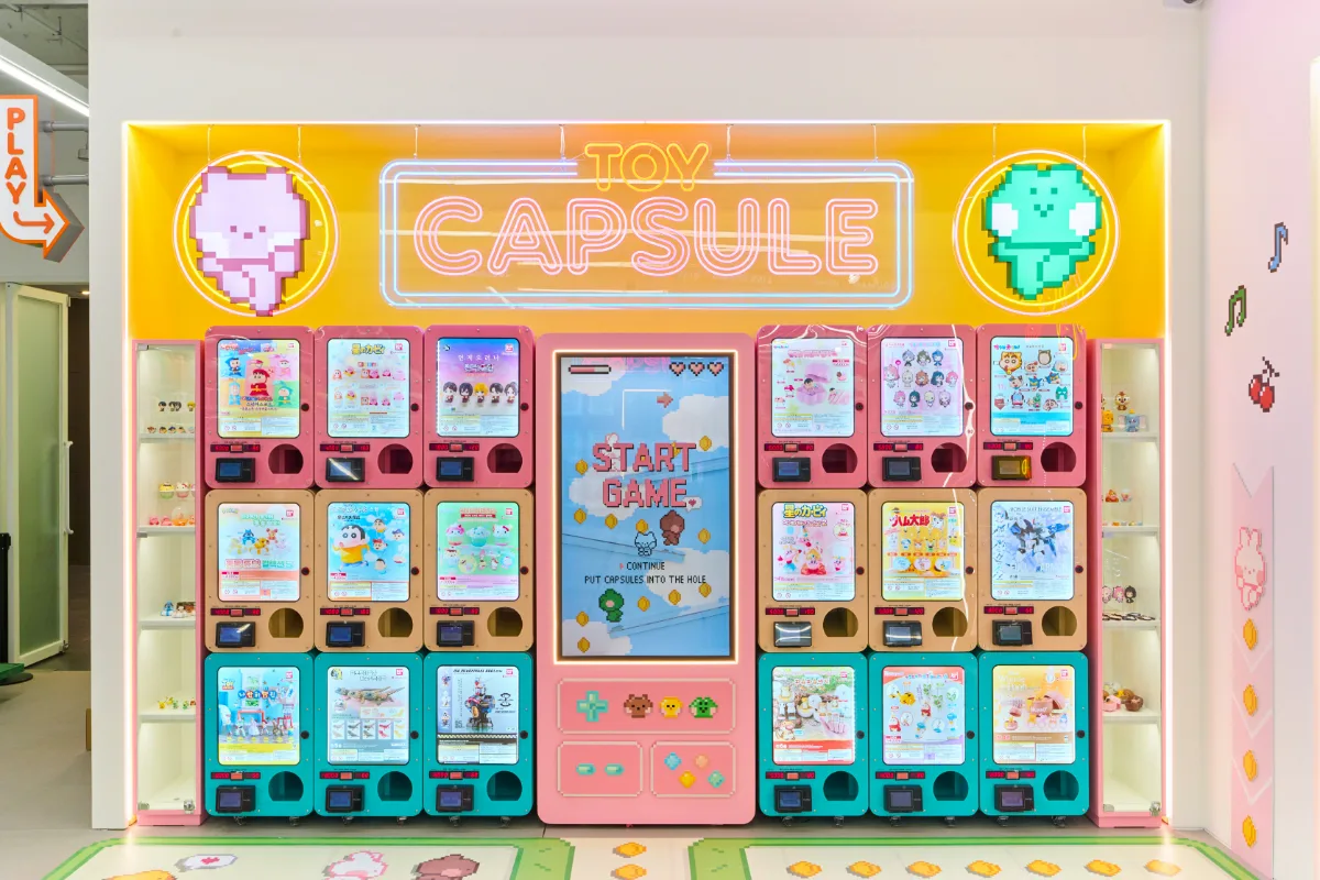 ピンク色のカプセル玩具売場