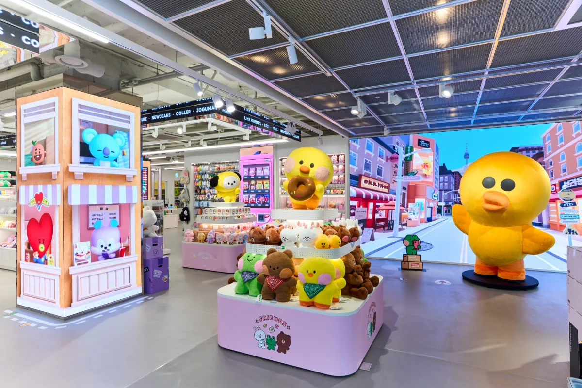 LINE FRIENDS SQUARE 明洞店 — 黄色い大型人形と商品棚