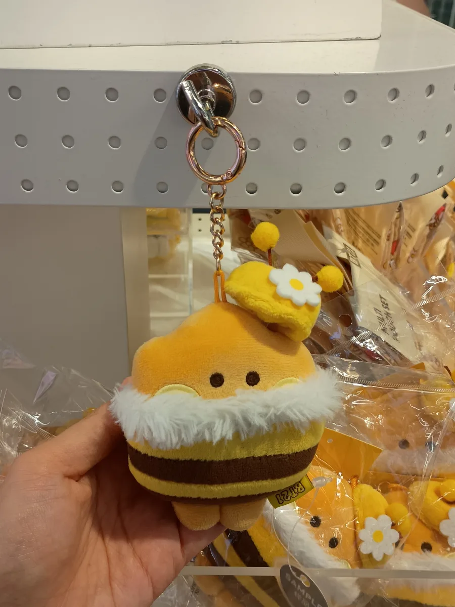 花帽子をかぶった黄色いぬいぐるみ