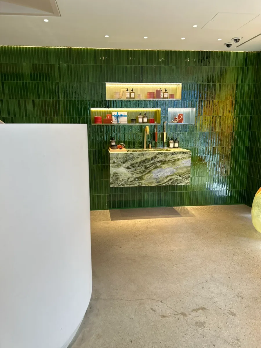 緑のタイル壁と大理石の展示台