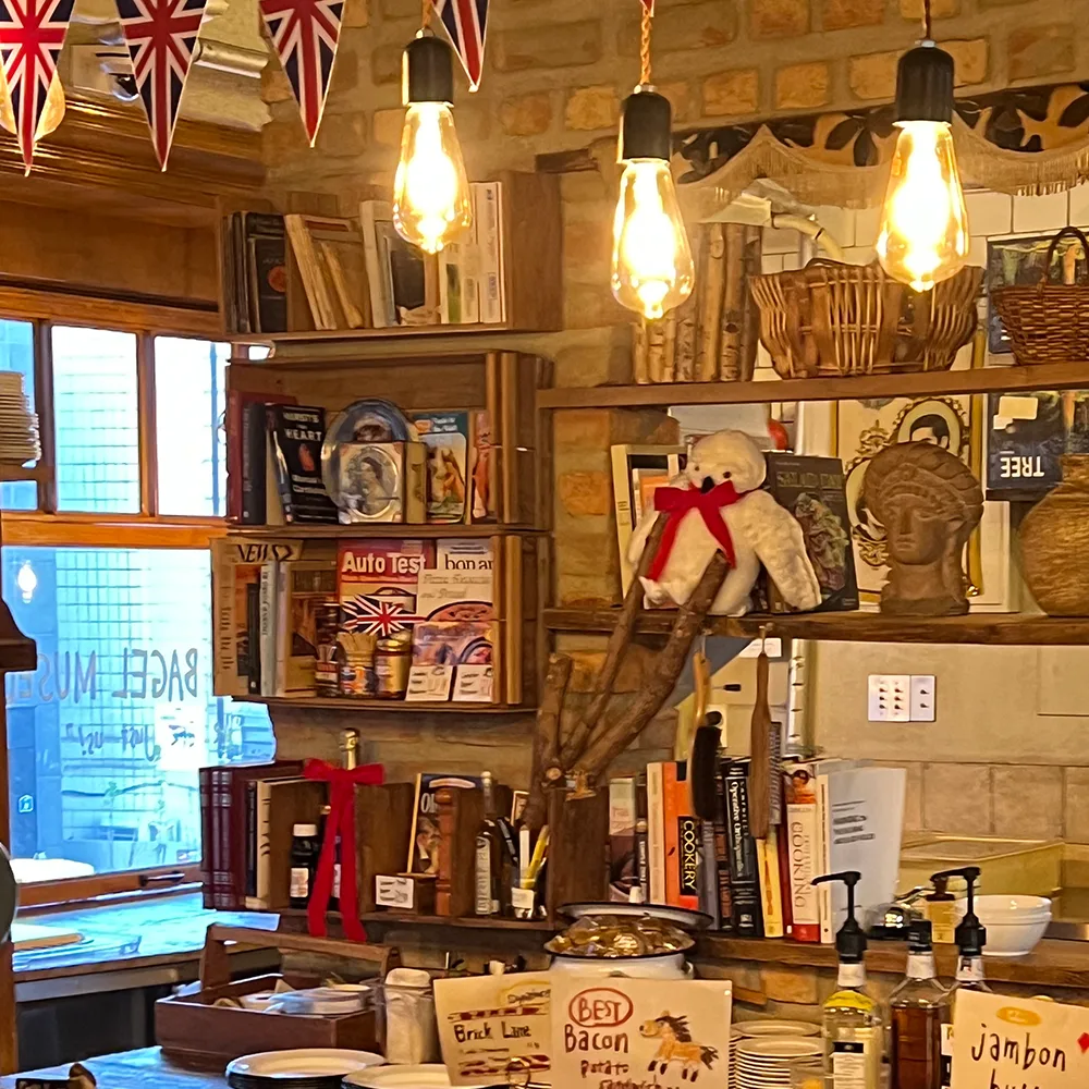英国旗と古書を飾る棚