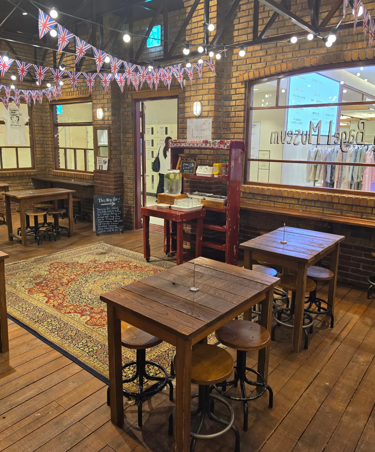 ロンドンベーグルミュージアム 西面店 — 厨房を望む木造りの店内風景