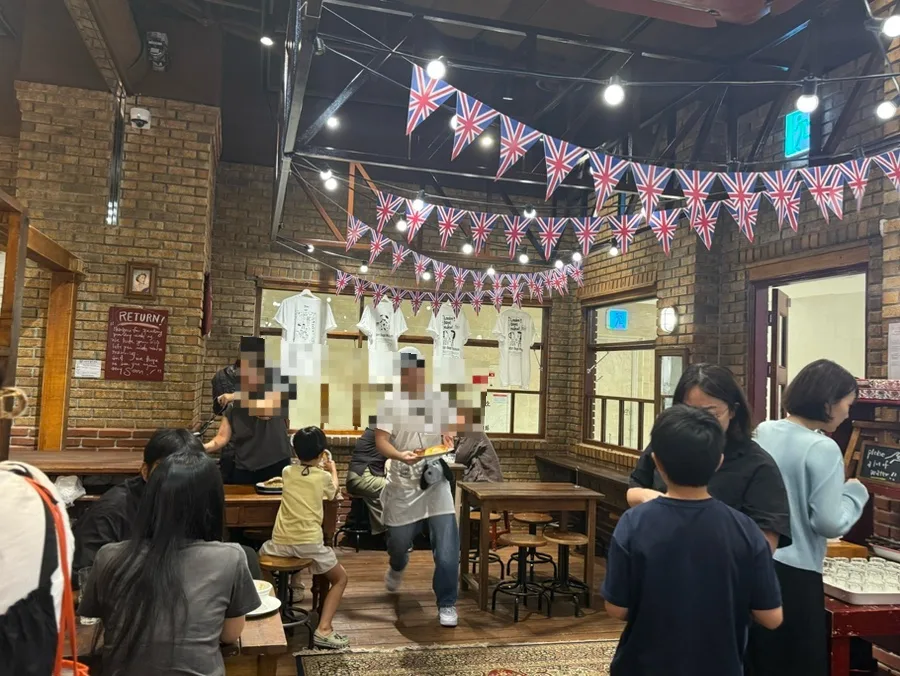 窓越しに見える行列と英国旗