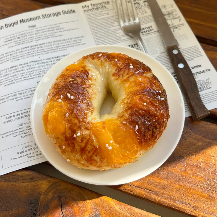 チーズハニーベーグルの皿