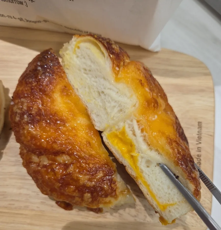 チーズをのせたベーグルの断面