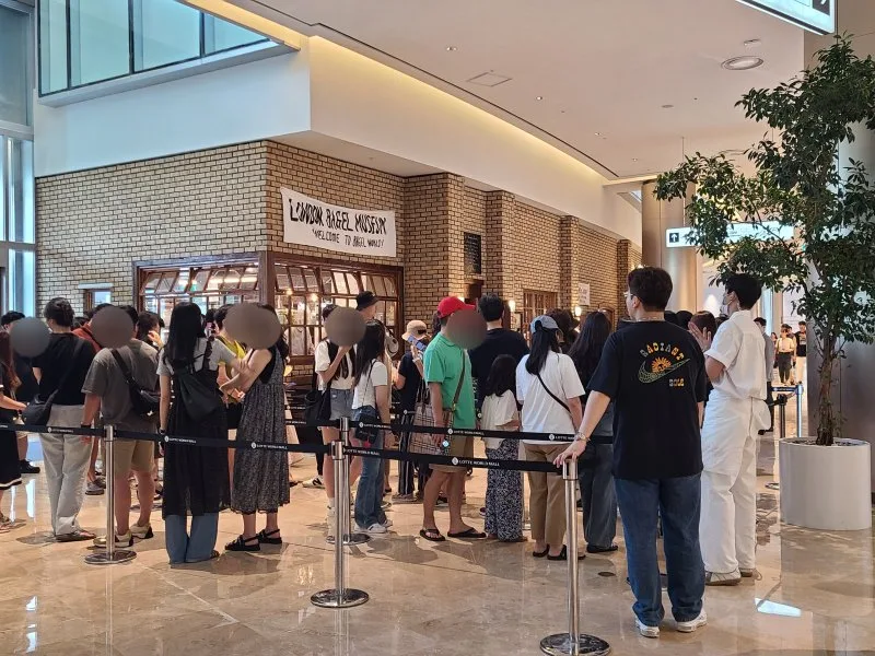 店頭に並ぶ人々と待機列