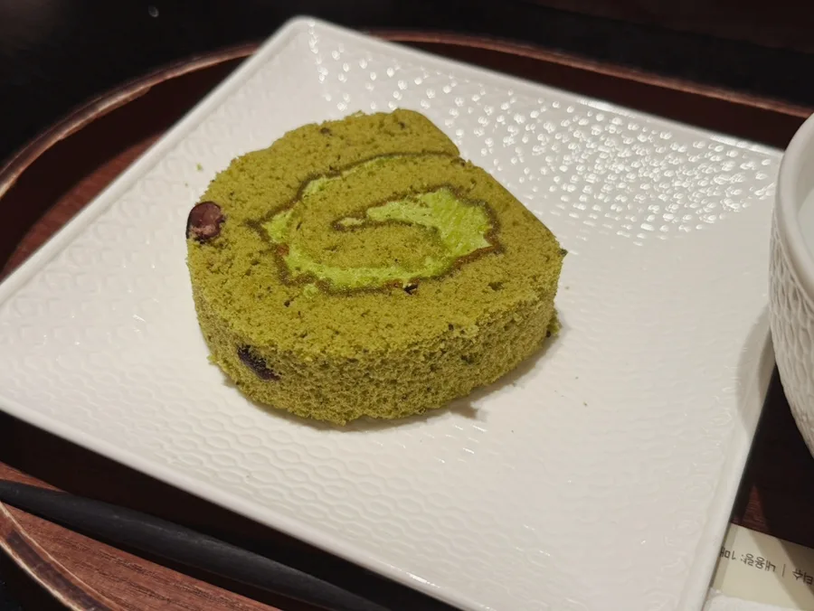 ロッテ百貨店 釜山本店 — 抹茶色のロールケーキ