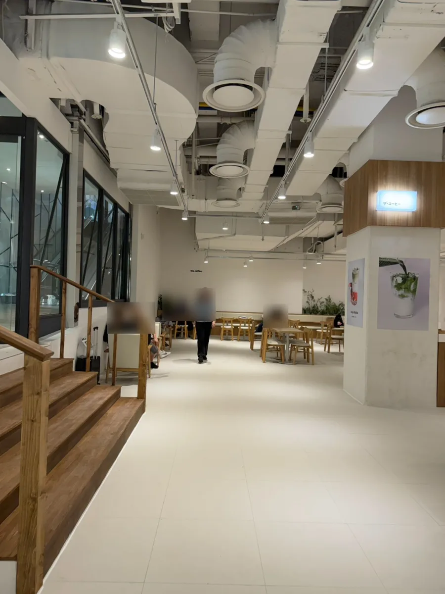 白い天井と木製階段の店内