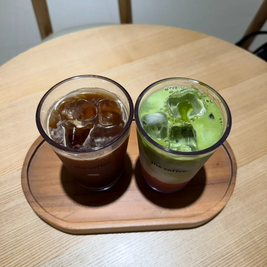 ロッテ百貨店 釜山本店 — コーヒーと緑色の冷製ドリンク