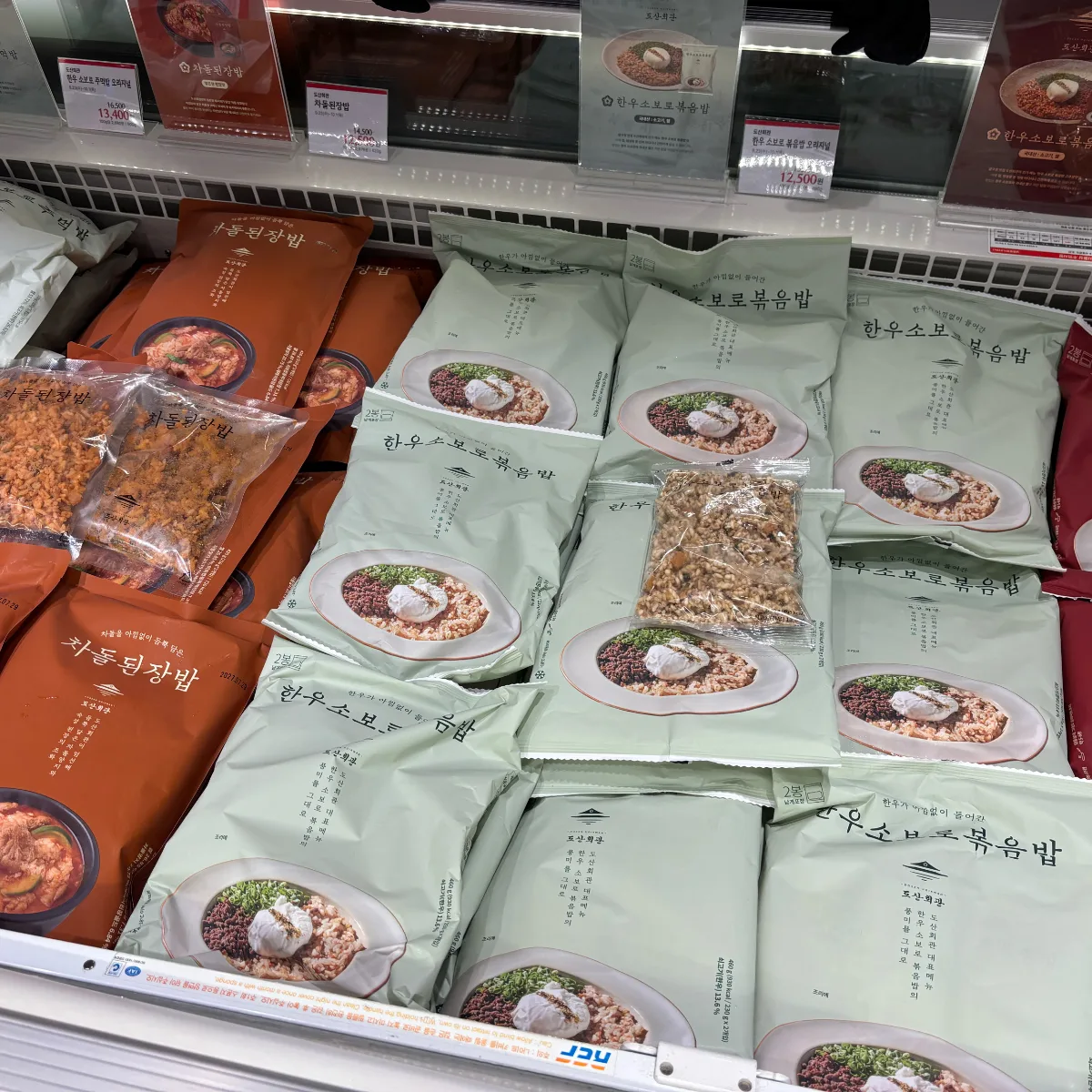 冷凍炒めご飯が並ぶ売場