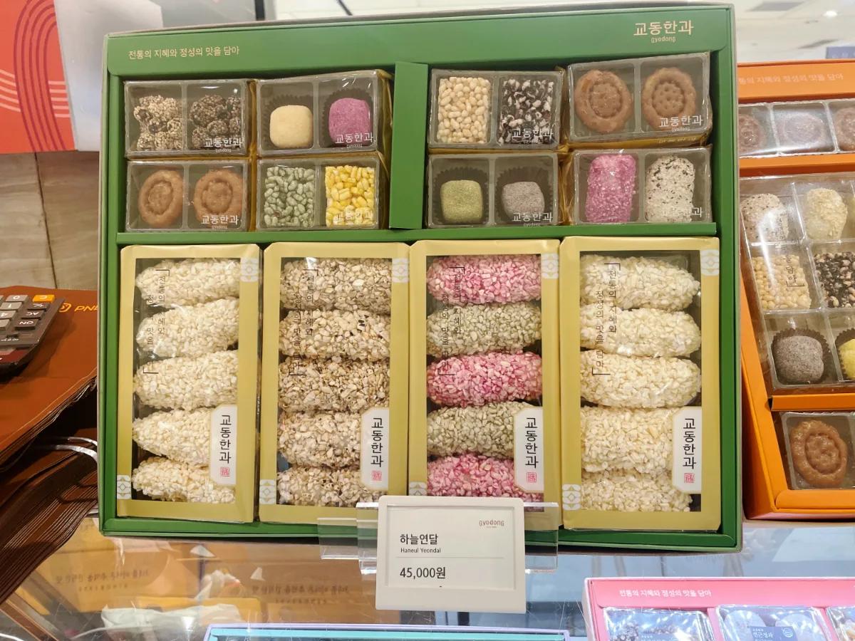 ロッテ百貨店 本店 — 米菓と薬菓の緑箱