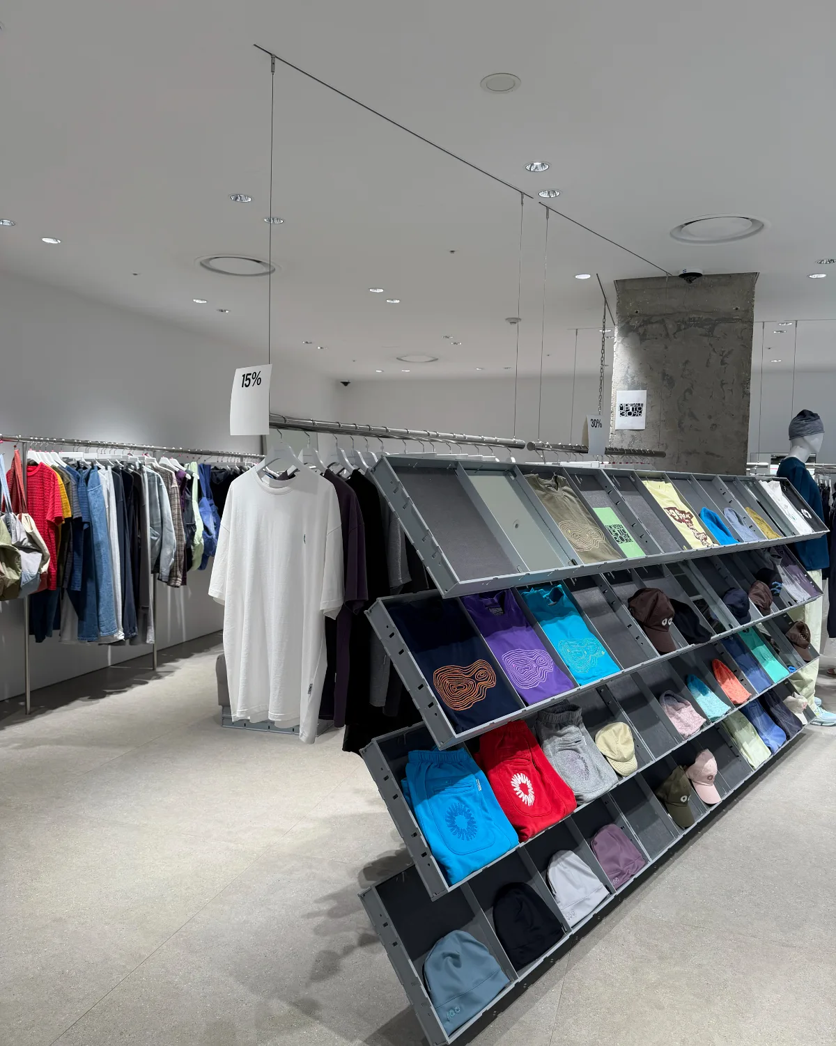 カラフルな服が並ぶ売場