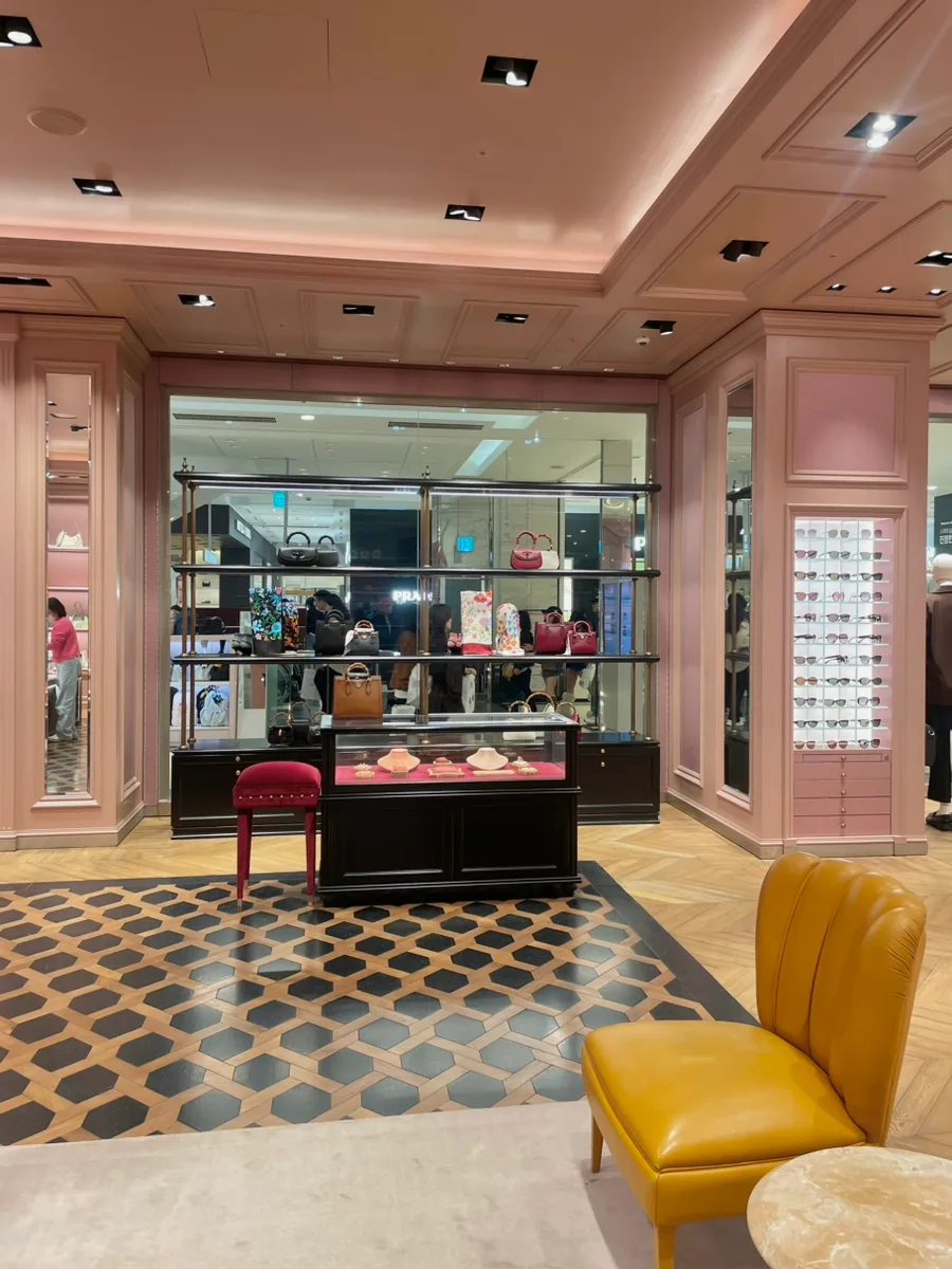 ロッテ百貨店 本店 — ピンク壁のバッグ売場