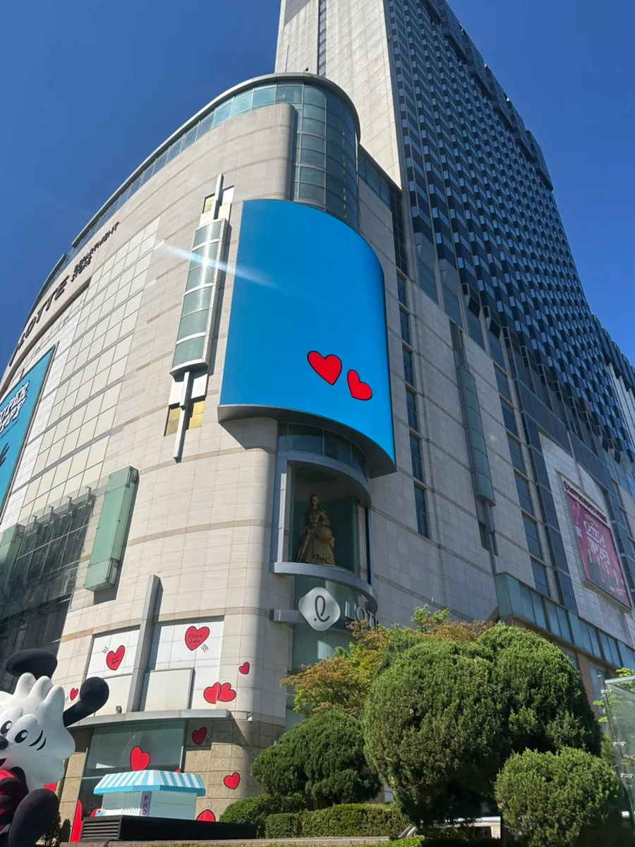青空にそびえるロッテ百貨店