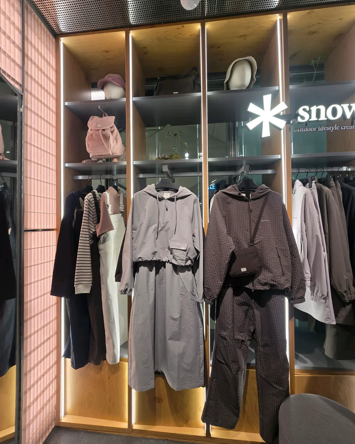 照明棚に並ぶアウトドア服