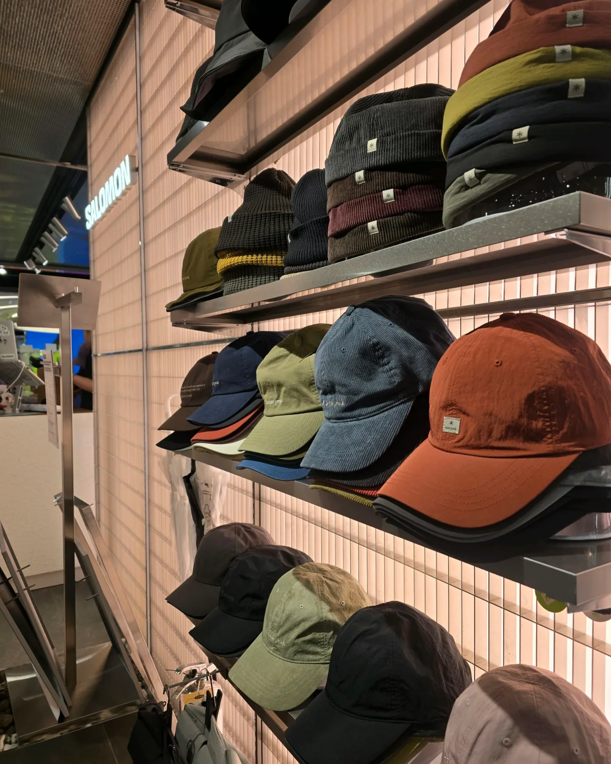 ロッテ百貨店 本店 — 棚に重なる色とりどりの帽子
