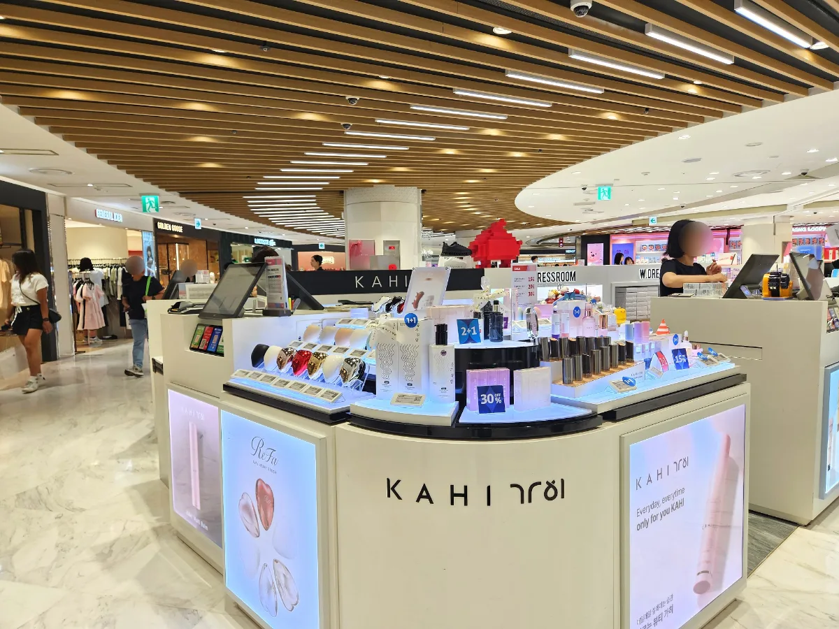 木目天井とKAHI売場