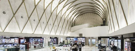 ロッテ免税店 明洞本店 — アーチ天井の売り場
