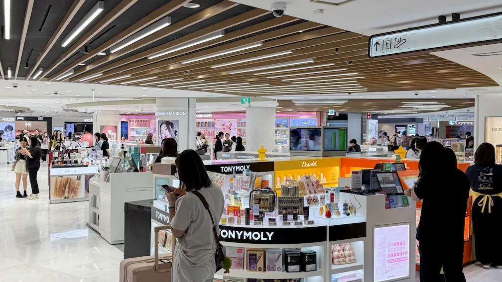 ロッテ免税店 明洞本店 — コスメ売り場